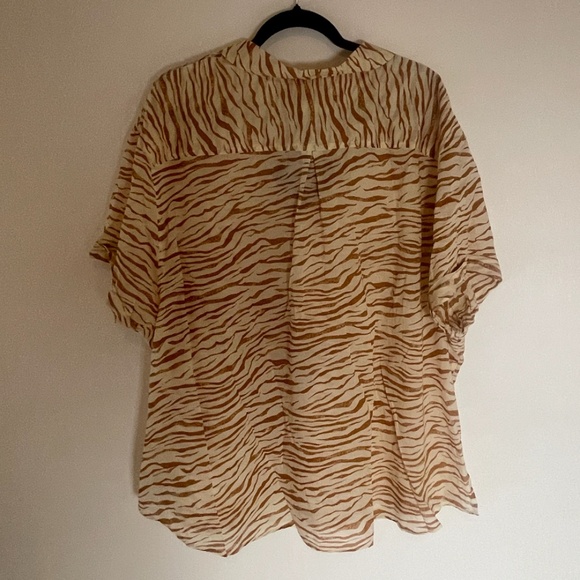 Zebra Animal Print Button Down Chic Glam Minimalist Artsy Plus Hip Blouse Top - Picture 10 of 10